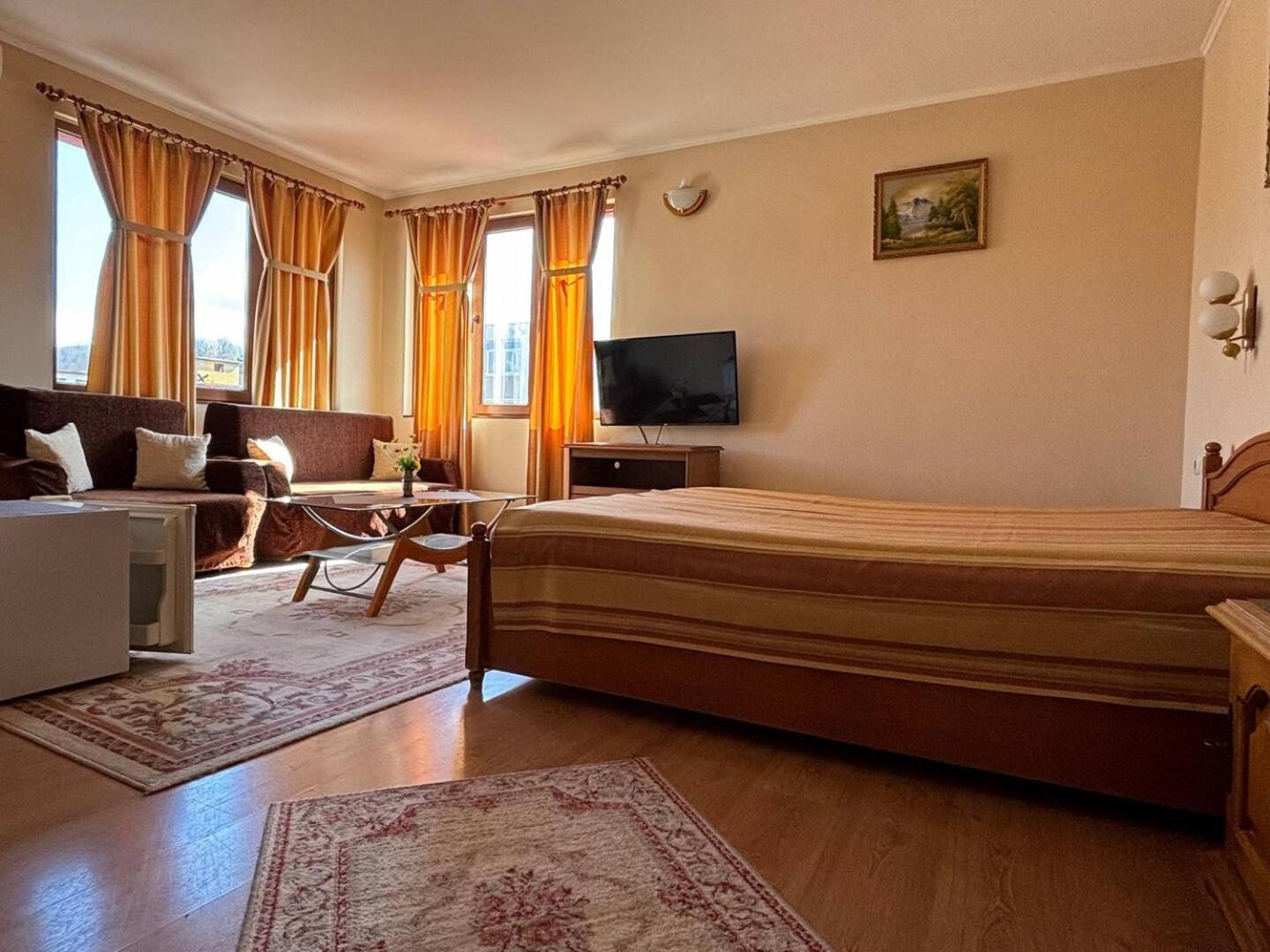 Hotel Rai Triawna Zewnętrze zdjęcie