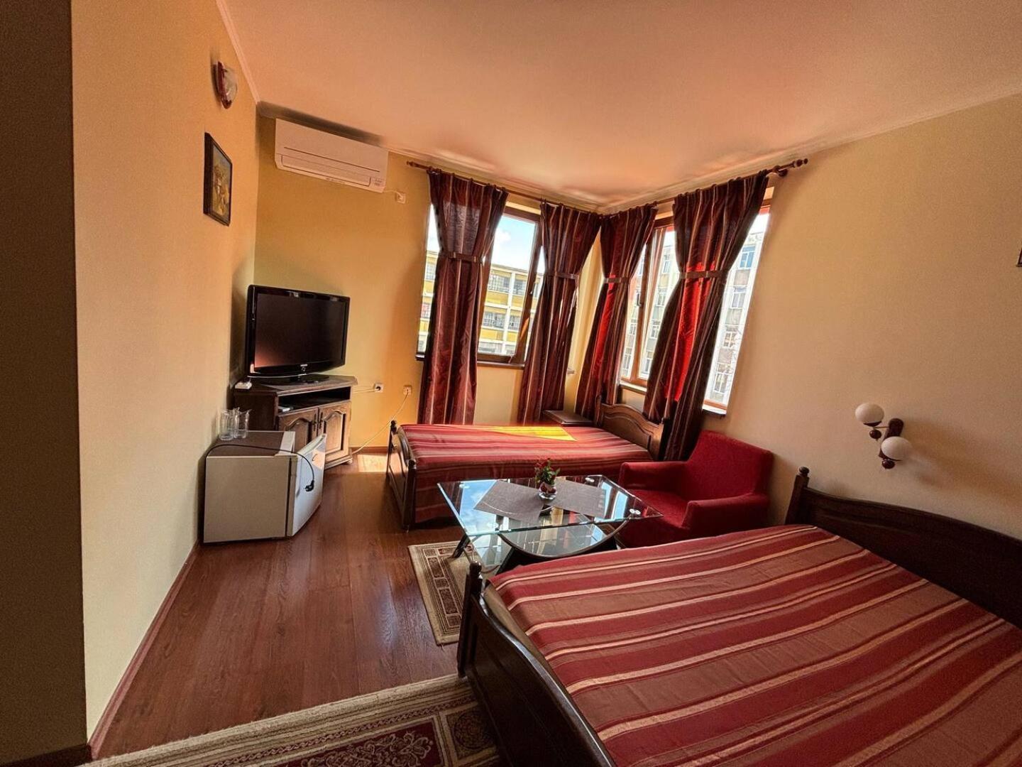 Hotel Rai Triawna Zewnętrze zdjęcie