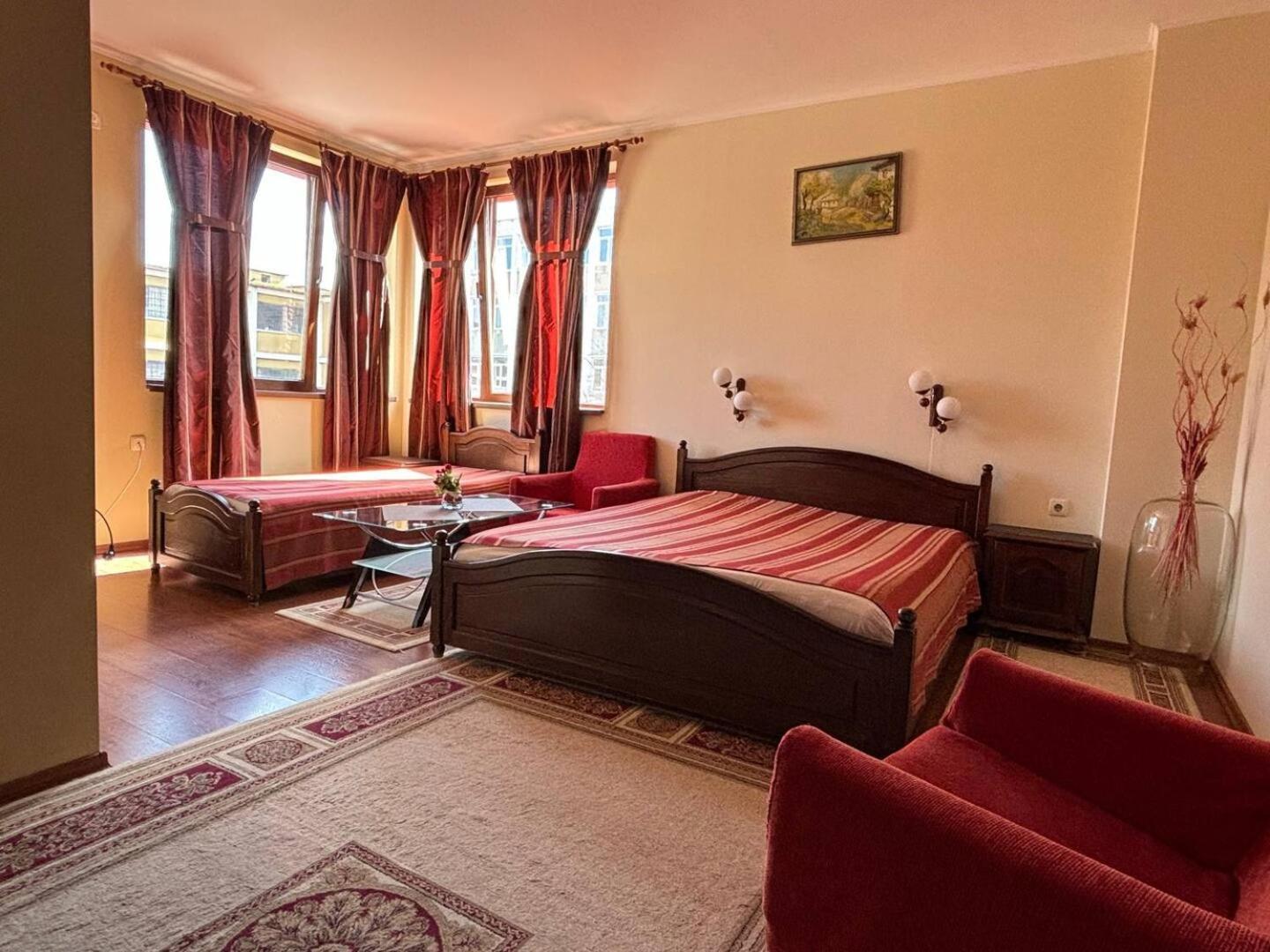 Hotel Rai Triawna Zewnętrze zdjęcie