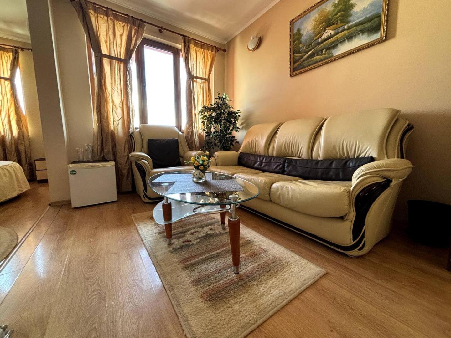 Hotel Rai Triawna Zewnętrze zdjęcie